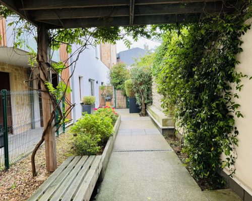 Allée verte d'une copropriété d'habitation