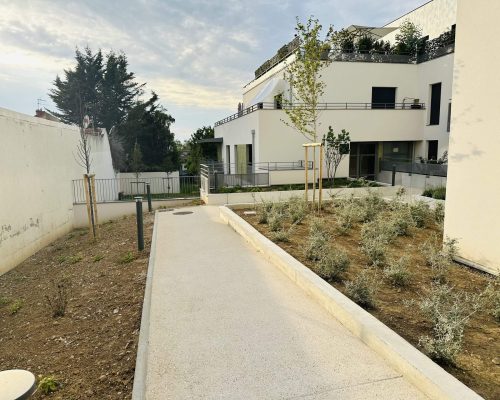 Allée verte d'une copropriété d'habitation