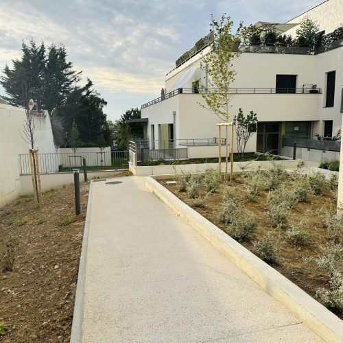 Allée verte d'une copropriété d'habitation