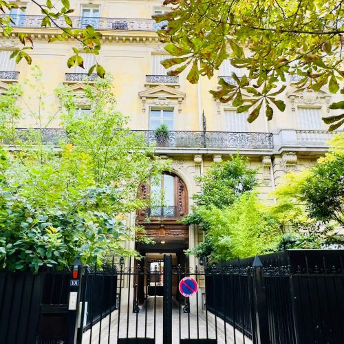 Devanture d'un immeuble en copropriété